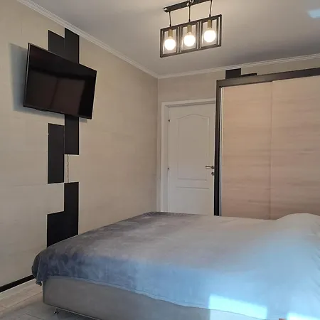 Direct Proprietar Inchiriez 3 Semidecomandat Renovat ,stradal, Favorit Parcare Apartment Bucharest