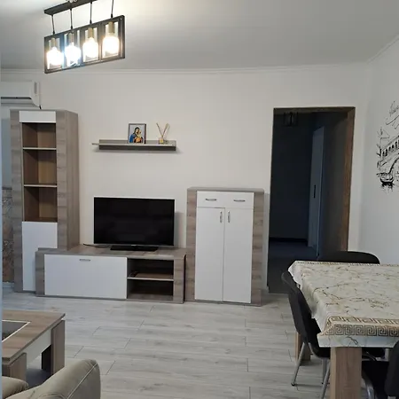 Direct Proprietar Inchiriez 3 Semidecomandat Renovat ,stradal, Favorit Parcare Apartment