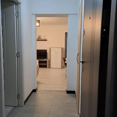Direct Proprietar Inchiriez 3 Semidecomandat Renovat ,stradal, Favorit Parcare
