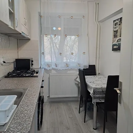 Direct Proprietar Inchiriez 3 Semidecomandat Renovat ,stradal, Favorit Parcare Apartment *
