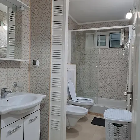 Direct Proprietar Inchiriez 3 Semidecomandat Renovat ,stradal, Favorit Parcare Apartment Bucharest